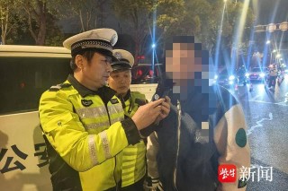 小红书:新奥彩资料免费提供-2男子酒驾遇交警还吹哨挑衅