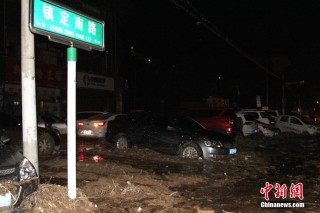 中新网:澳门最精准正最精准龙门客栈-广东梅州暴雨后街道满是淤泥