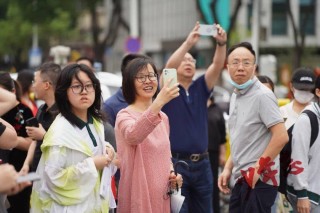 搜狐订阅：香港一肖一码公开免费资料-87岁奶奶考场外徘徊:当了一辈子老师