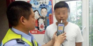 小红书:新奥彩资料免费提供-2男子酒驾遇交警还吹哨挑衅