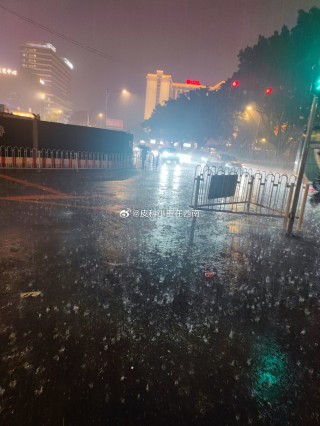 抖音视频:2024一肖一码100精准大全-长沙遭暴雨袭击:雨水灌入地下商场